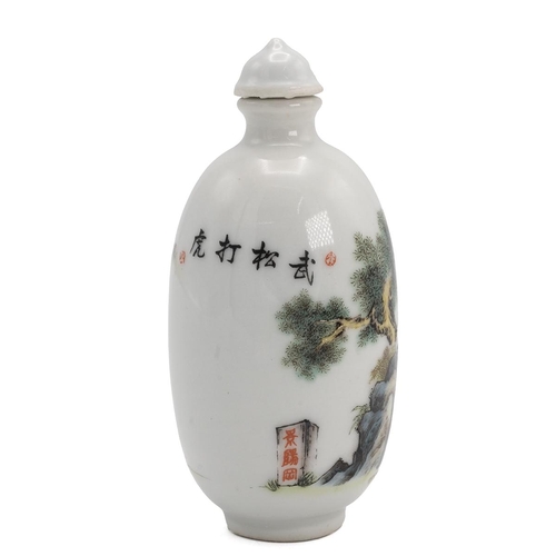 190 - A CHINESE PORCELAIN SNUFF BOTTLE, 20TH CENTURYPainted with the Chinese legend of 'Wusong Dahu' (Hero... 