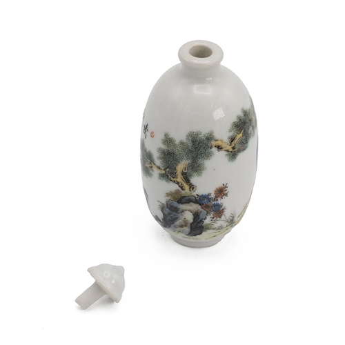 190 - A CHINESE PORCELAIN SNUFF BOTTLE, 20TH CENTURYPainted with the Chinese legend of 'Wusong Dahu' (Hero... 