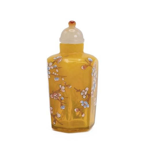 197 - A CHINESE GLASS SNUFF BOTTLE, QING DYNASTYOf hexagonal shape, painted polychrome peach blossoms and ... 