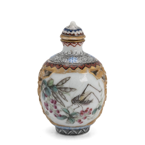 205 - A RARE CHINESE PORCELAIN REVOLVING SNUFF BOTTLE ZHUANXIN PING, QING DYNASTYPossibly made at the Impe... 