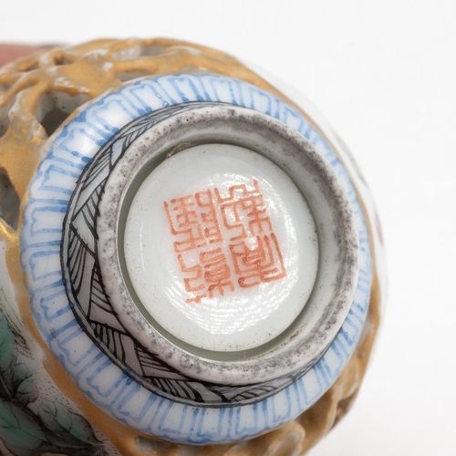 205 - A RARE CHINESE PORCELAIN REVOLVING SNUFF BOTTLE ZHUANXIN PING, QING DYNASTYPossibly made at the Impe... 