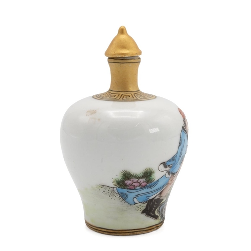 206 - A CHINESE PORCELAIN SNUFF BOTTLE, 19th/20th CENTURYParcel gilt on white ground, painted with an erot... 