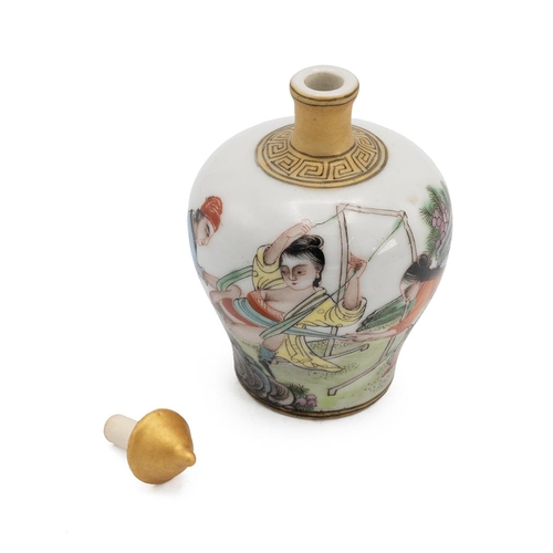 206 - A CHINESE PORCELAIN SNUFF BOTTLE, 19th/20th CENTURYParcel gilt on white ground, painted with an erot... 