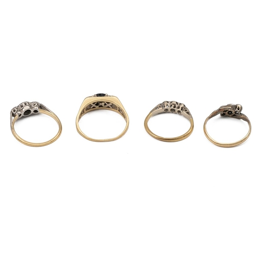 4 - 18ct hallmarked gold jewellery to include 4 rings and a brooch. Gross weight 16.7 grams.