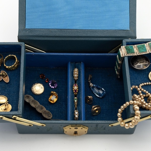 17 - A collection of Victorian and later jewellery to include a 22ct gold wedding band, 4.30 grams, a pai... 