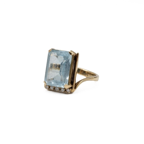 19 - 18ct gold, diamond, and aquamarine ring. The mixed-cut stone measures approximately 14mm x 10mm, set... 