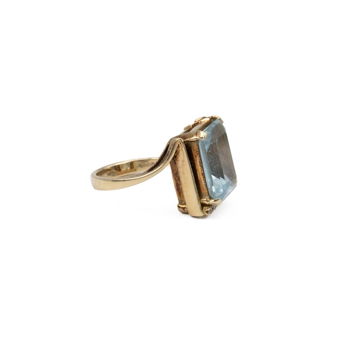 19 - 18ct gold, diamond, and aquamarine ring. The mixed-cut stone measures approximately 14mm x 10mm, set... 