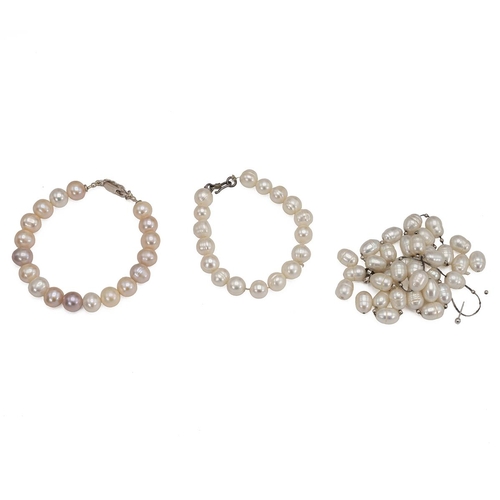 96 - Large collection of cultured and freshwater pearls, along with Tahitian style pearl necklace, the cl... 