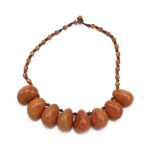 102 - Modern amber-style beaded necklace, set with 8 large beads and 22 smaller beads, 99 grams.