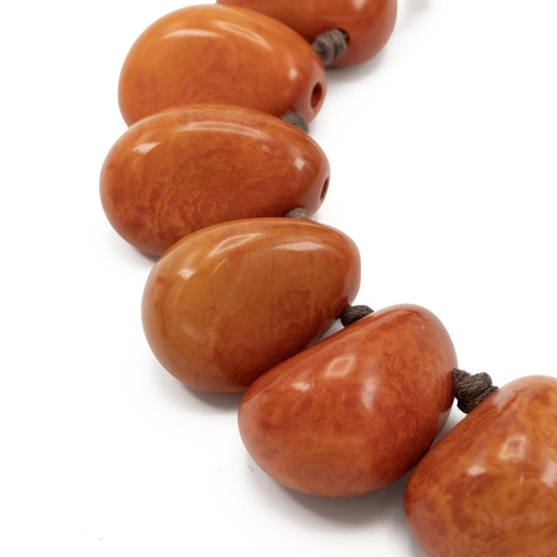 102 - Modern amber-style beaded necklace, set with 8 large beads and 22 smaller beads, 99 grams.