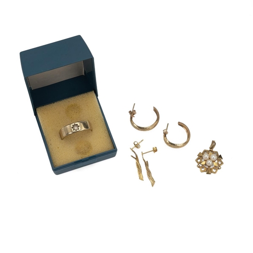 123 - Collection of 9ct gold jewellery, including gem set pendant and chain, pendant and wedding band, and... 