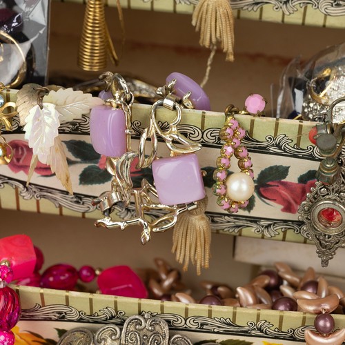 200 - Extensive collection of costume jewellery of necklaces, earrings, coral necklaces and other items.