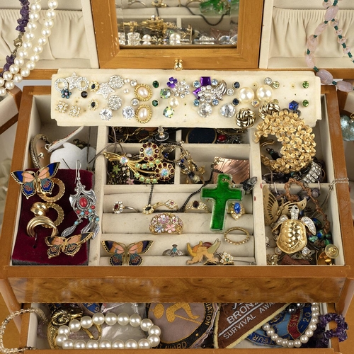 209 - Extensive collection of costume jewellery including rings, earrings, necklaces, brooches, earrings a... 