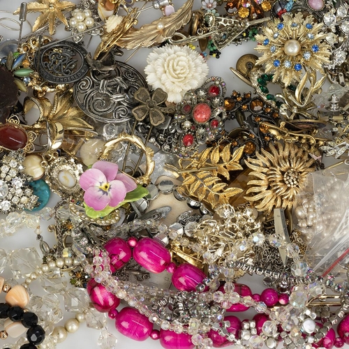 224 - Collection of costume jewellery including necklaces, cufflinks, brooches and other items.