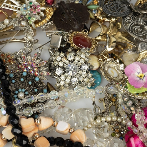 224 - Collection of costume jewellery including necklaces, cufflinks, brooches and other items.