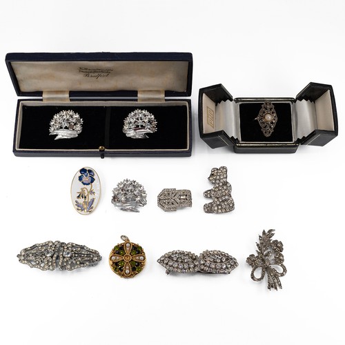 30 - Small collection of costume jewellery including brooches, clips and other items.