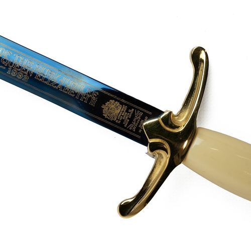 333 - Wilkinson Sword Ruby Jubilee (1952-1992) poignard, the steel blade gilt etched, with yellow metal an... 