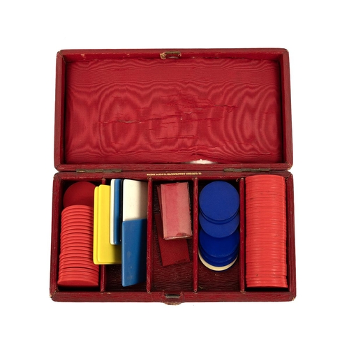 375 - Collection of vintage gaming chips for cards or roulette, comprising: an oak box with carrying handl... 