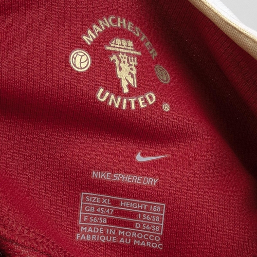 401 - Manchester United, signed by Ryan Giggs, size XL and with original tags.