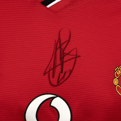 402 - Manchester United signed football shirts - Veron and one other signed football shirt.2nd signature i... 