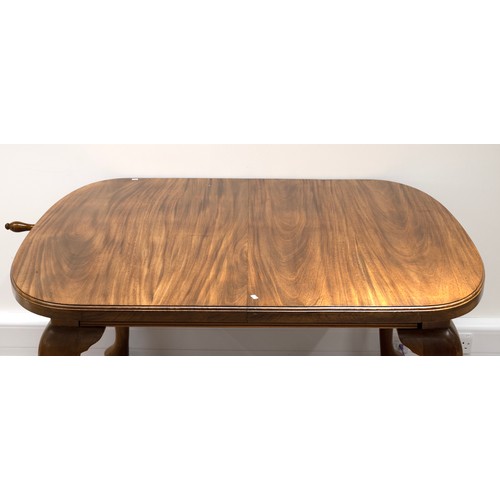 531 - Mahogany extending 6 foot (6 seat) dining table and 6 chairs. Winding table with two short inserts, ... 