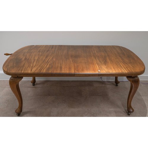 531 - Mahogany extending 6 foot (6 seat) dining table and 6 chairs. Winding table with two short inserts, ... 