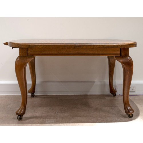 531 - Mahogany extending 6 foot (6 seat) dining table and 6 chairs. Winding table with two short inserts, ... 