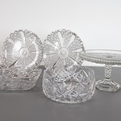 199 - The York Minster etched Stuart glass goblet 1972 (with paperwork) together with crystal and cut glas... 