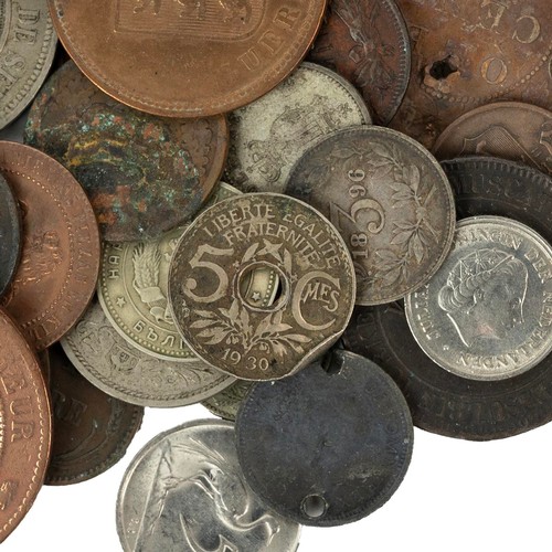 40 - A box of assorted world 19th Century and later coins and tokens, to include a Guernsey 1864 4 Double... 