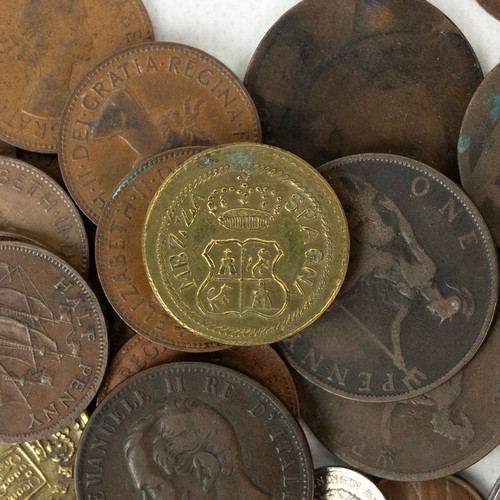 40 - A box of assorted world 19th Century and later coins and tokens, to include a Guernsey 1864 4 Double... 