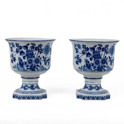 112 - Spode collectables, to include a pair of Limited Edition 199/750 Blue and White Jardiniere from the ... 