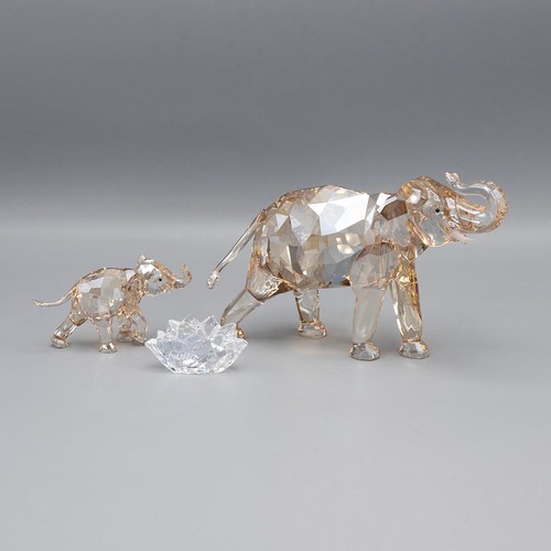 133 - Swarovski Crystal Society 'Cinta Elephant' and calf, in original boxes with certificate.