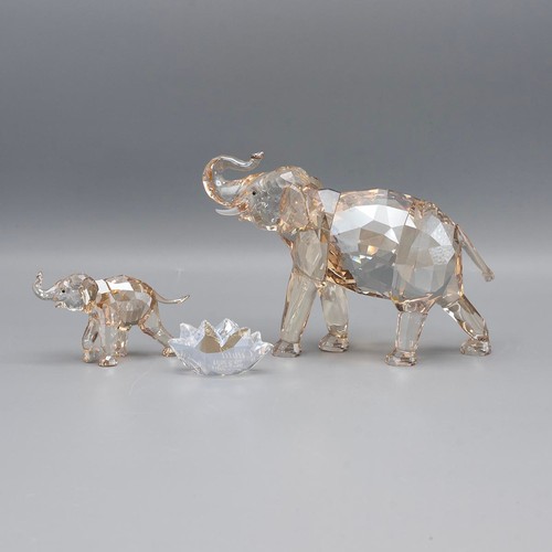 133 - Swarovski Crystal Society 'Cinta Elephant' and calf, in original boxes with certificate.