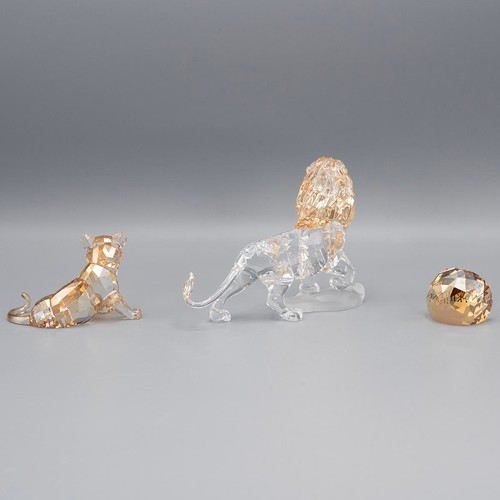 136 - Swarovski crystal Lion King and Cub with Walt Disney crystal Lion King plaque, all in original boxes... 