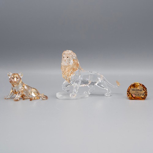 136 - Swarovski crystal Lion King and Cub with Walt Disney crystal Lion King plaque, all in original boxes... 