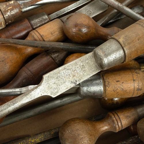 370 - Large collection of over 40 vintage and antique screwdrivers of various sizes. (40 +).