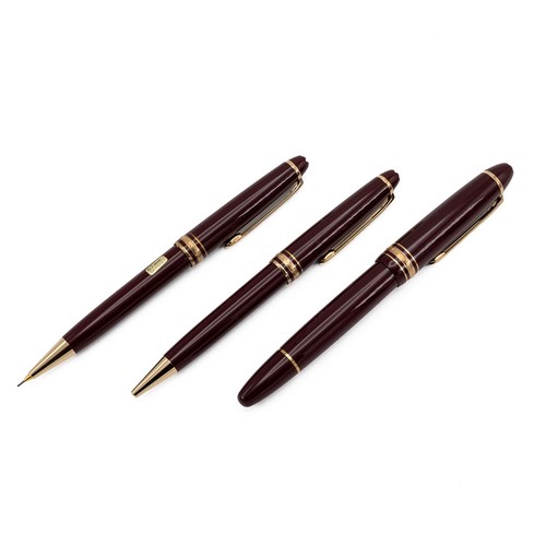 381 - Mont Blanc MeisterStuck set in burgundy comprising fountain pen with 14k gold nib (DD1131237), ballp... 