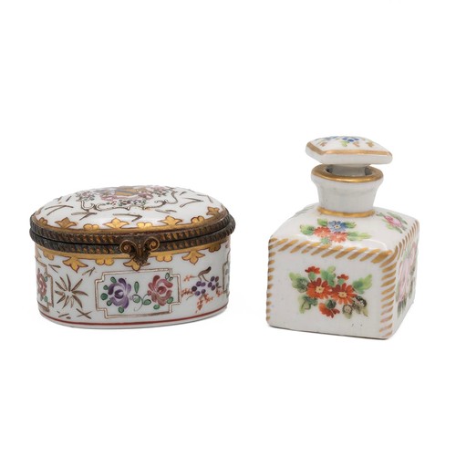 169 - 19th Century and later trinket/pill boxes to include a circa 1880 Sampson armorial pattern lidded ce... 