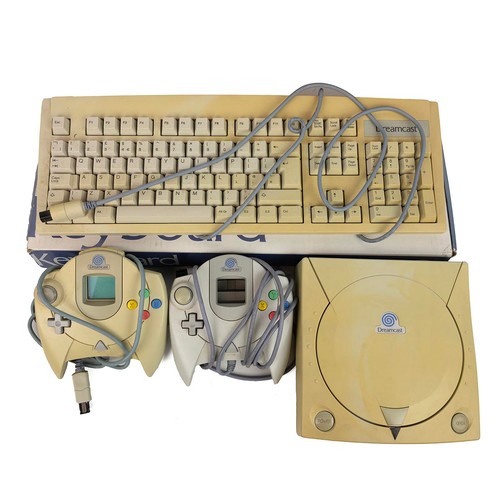 314 - Sega Dreamcast. Games console, 2 x controllers and keyboard. Together with a quantity of Dreamcast g... 