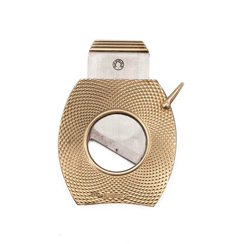 450 - 9ct gold cigar cutter, hallmarked for Birmingham 1967 by Padham and Putland, engine turned decoratio... 
