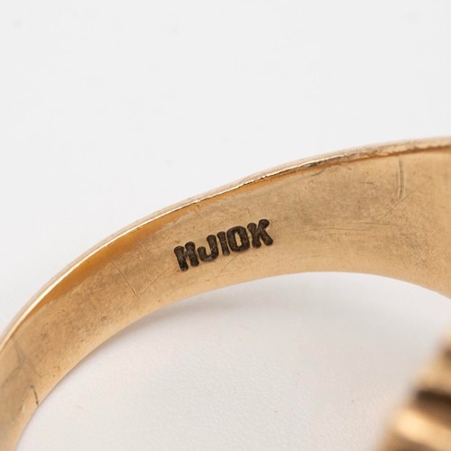 11 - A vintage 10ct gold collage ring, stamped HK 10K, size Q+1/2.  Weight 10.4 grams.