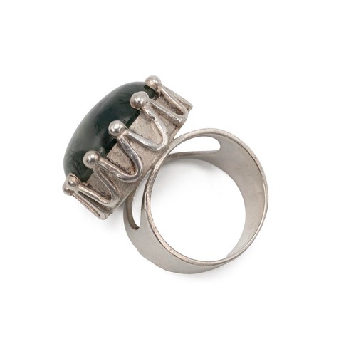 15 - A mid-century silver moss agate ring, in a crown style setting, Birmingham 1966, size O 1/2.