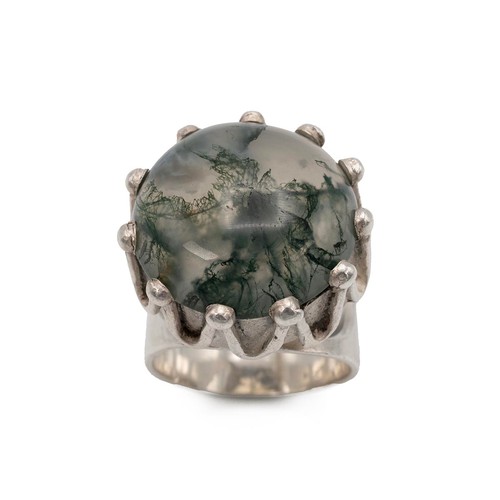 15 - A mid-century silver moss agate ring, in a crown style setting, Birmingham 1966, size O 1/2.