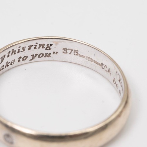 20 - A 9ct white gold wedding band; along with 9ct yellow gold band; and two 9ct gold gem set rings, size... 