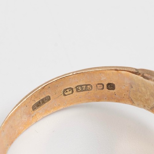 130 - A 9ct hallmarked gold smokey quartz signet ring, mounted in an eight claw setting, approx 3.0ct, siz... 