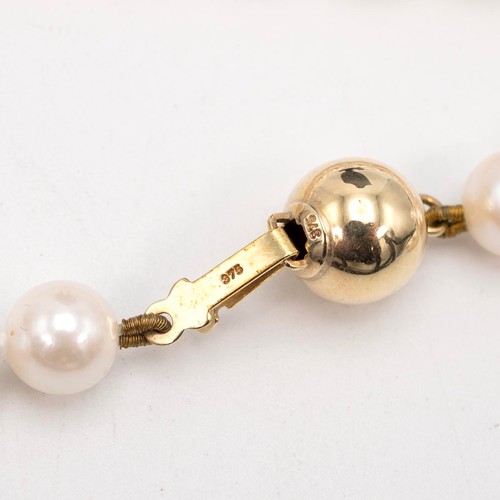 138 - A Sterling House single Pearl knotted necklace with 9ct gold clasp, L44cm, with certificate of authe... 