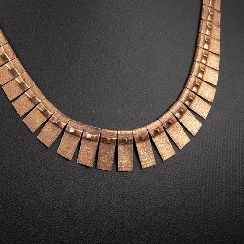 152 - 9ct gold hallmarked Egyptian style choker necklace with spring ring clasp and safety chain L40cm, we... 
