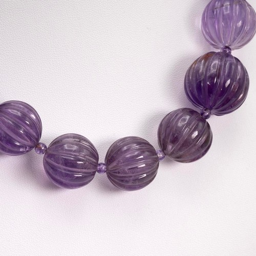156 - Vintage amethyst ribbed graduating beaded necklace with lobster claws clasp, length 60cm.