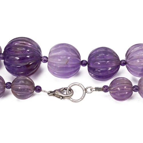 156 - Vintage amethyst ribbed graduating beaded necklace with lobster claws clasp, length 60cm.