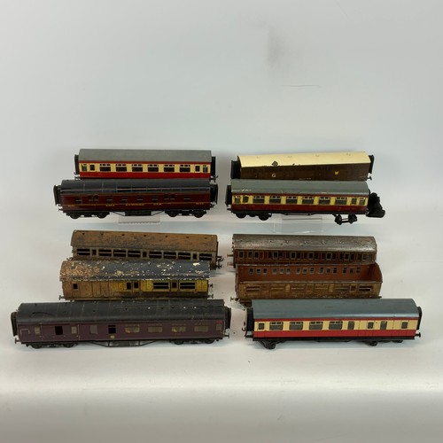 253 - Collection of early 20th century tin plate carriages, to include a 9272, LMS Kitchen Car 3101, LMS 6... 